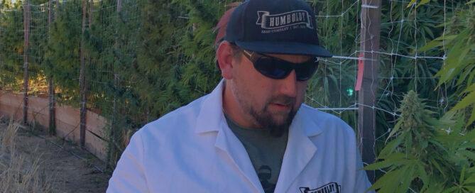 nat pennington im Feld mit Cannabispflanzen