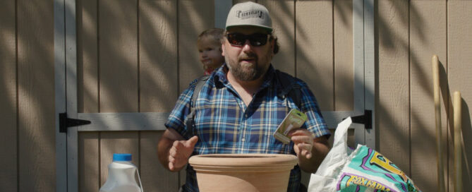 Nat Pennington vor einem Cannabistopf