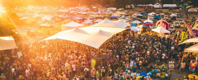 Menschen auf dem Festival mit Zelten