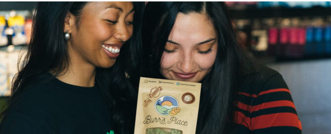 twee vrouwen ruiken pakje cannabis nugs