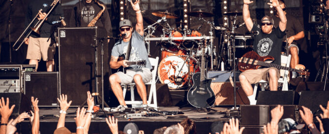 Slightly Stoopid op het podium met publiek