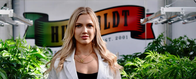 Halle Pennington in cannabis kweekruimte