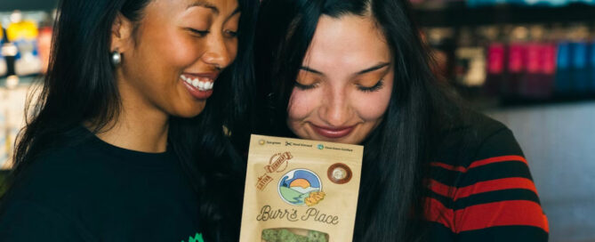 twee vrouwen ruiken pakje cannabis nugs