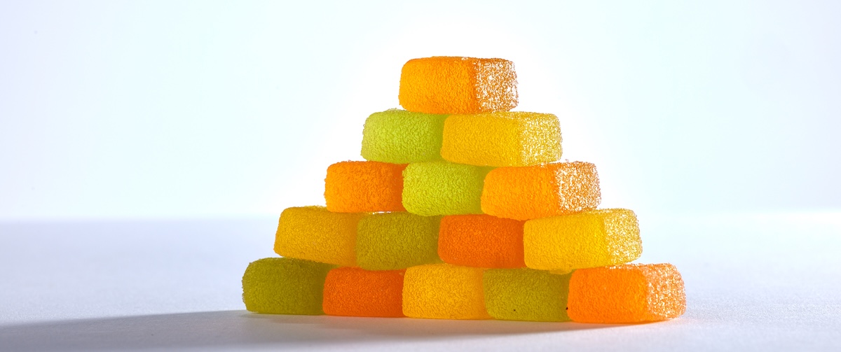 Gommes d'herbe DIY empilées en triangle avec des gommes de THC rouges, vertes, jaunes et orange