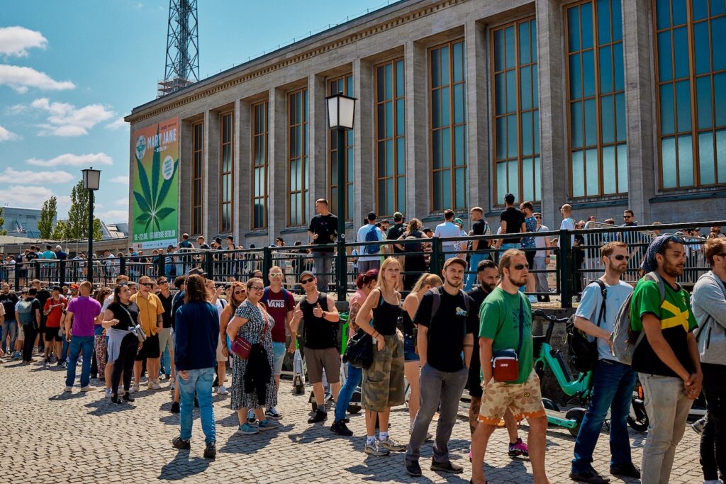 mensen in de rij voor de mary jane berlin 2025 cannabis expo