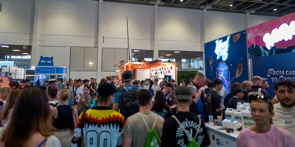 Mensenmassa beweegt zich door de expohallen op mary jane 2025
