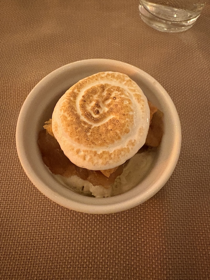 Baked Alaska infusionado con terpenos de cannabis de muffin de arándanos.