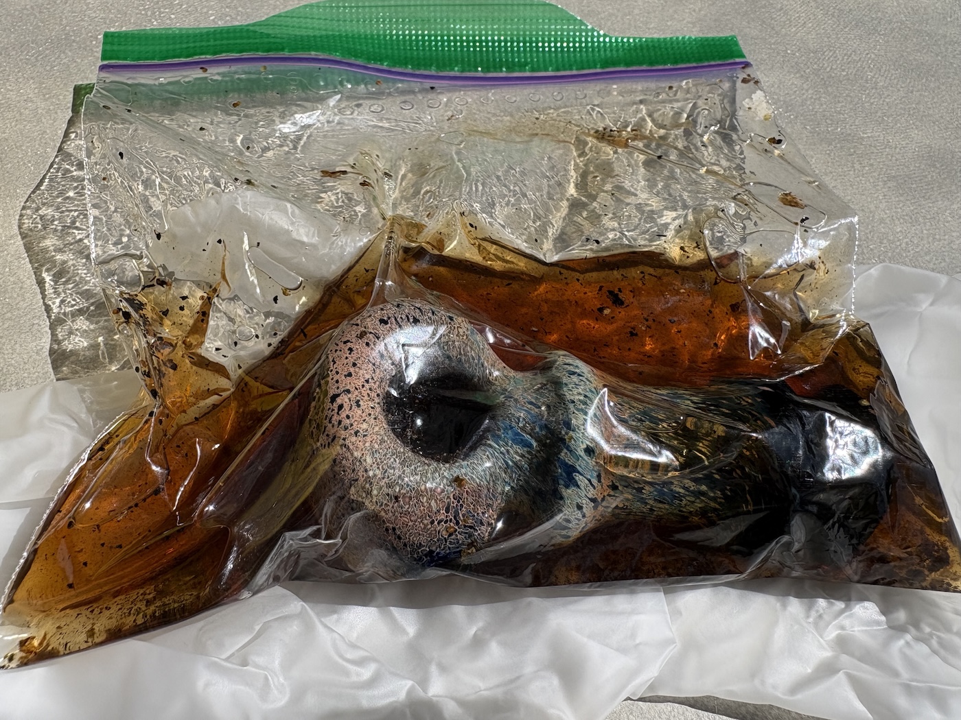 vuile buis in een zakje met isopropylalcohol na 30 seconden schudden