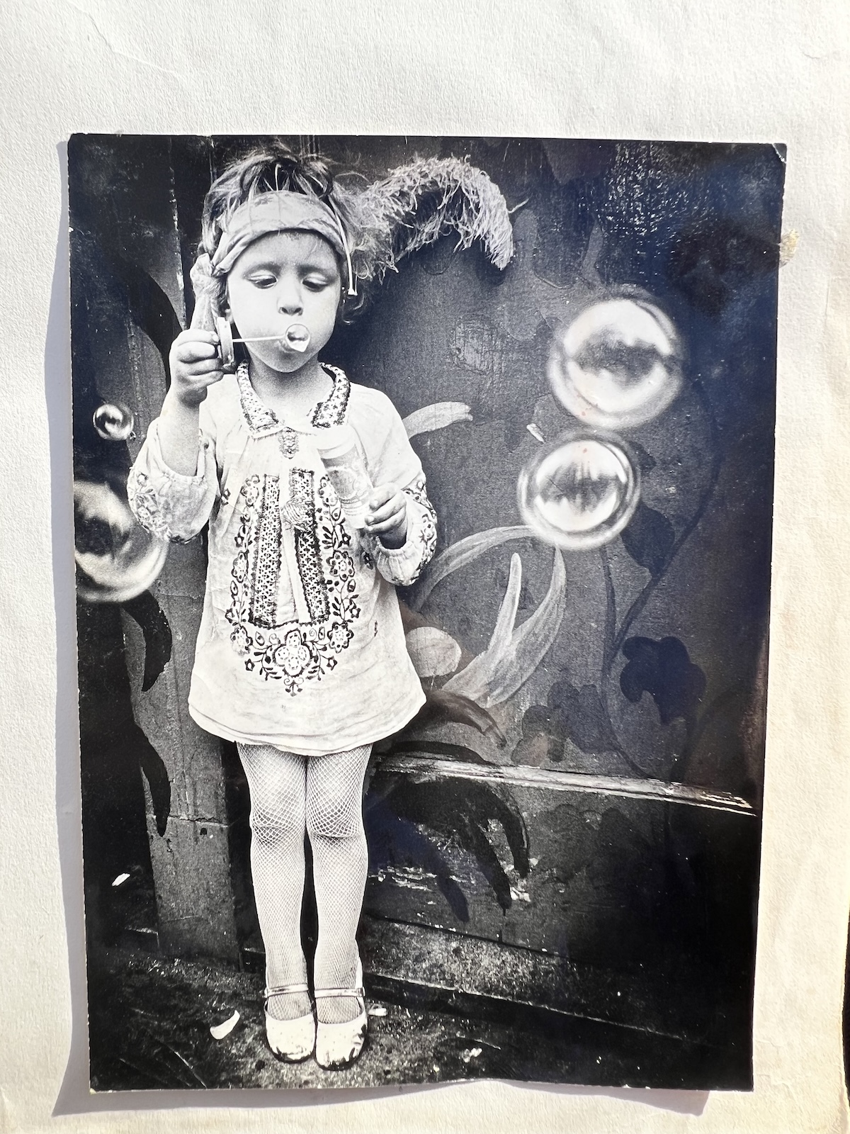 A filha de Mila Jansen fazendo bolhas