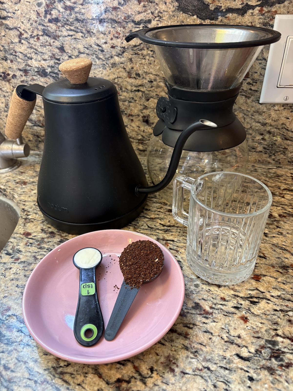 material e ingredientes para preparar café con cannabis