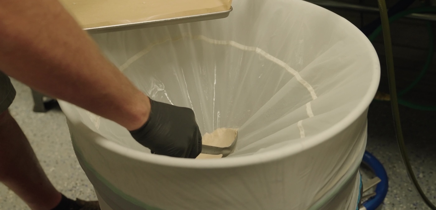 verzameling van bubble hash met een metalen lepel