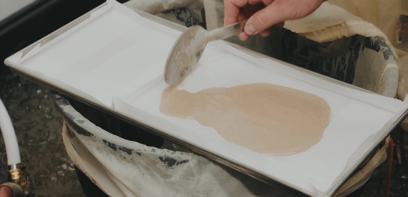 du hasch à l'eau glacée versé sur un plateau